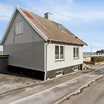 Centrally Located Townhouse With Portseaviews 빌라