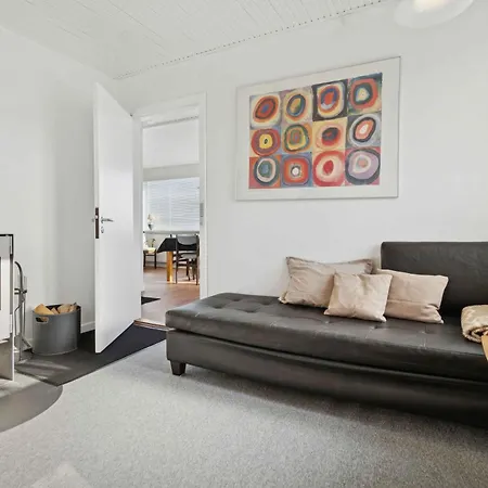 Centrally Located Townhouse With Portseaviews * אלינגה