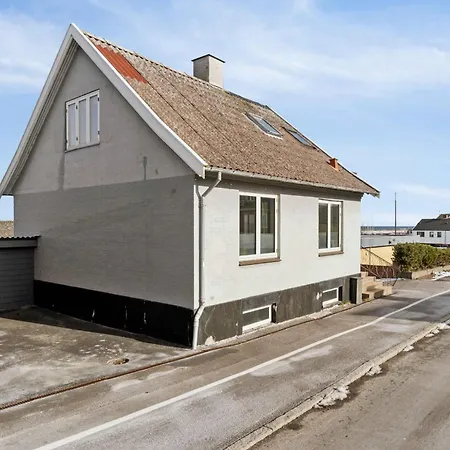 Centrally Located Townhouse With Portseaviews 빌라
