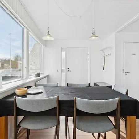 Centrally Located Townhouse With Portseaviews *